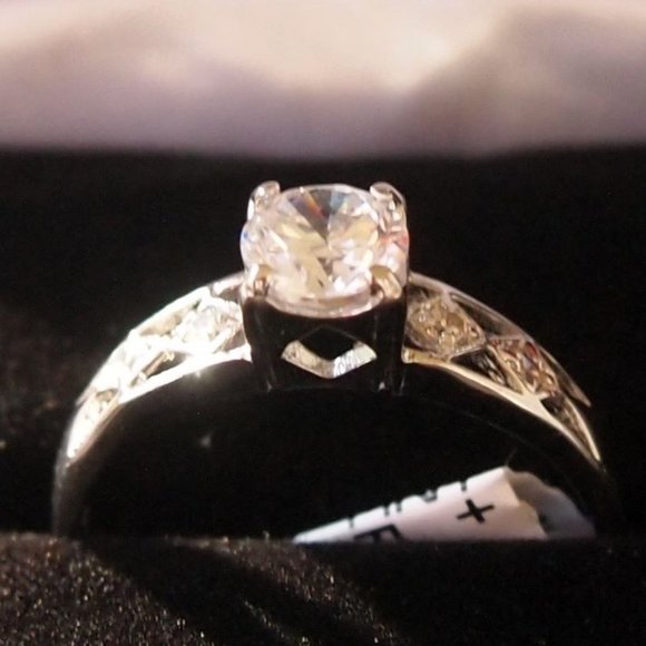 Stunning 1.00ctw Promise / Engagement Ring in .925 Sterling Silver - Picture 2 of 4